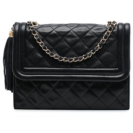 Black Chanel gesteppte Lammleder Schultertasche mit Quaste Schwarz