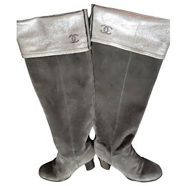 Botas altas Chanel em camurça cinza e couro prateado Cinza Metálico