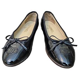 Bailarinas Chanel de piel charol negra con logotipo CC Negro