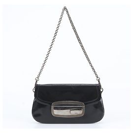 Bolsa de ombro Prada em couro com placa de metal e corrente Preto
