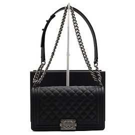 Chanel Bolsa de ombro Boy Black Caviar Medium Flap com corrente prateada Preto