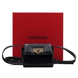 Salvatore Ferragamo Mini borsa a tracolla in pelle nera con logo Gancini dorato Nero