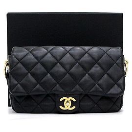 Chanel Bolsa de ombro e bolsa transversal com aba CC em couro preto e tom dourado Season Preto
