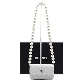 Chanel Mini Bolsa de Ombro com Aba e Corrente de Pérolas em Couro Branco Branco