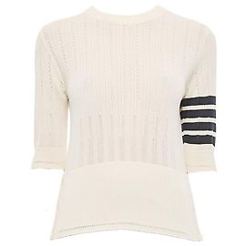 Thom Browne Kurzärmeliges Strickoberteil aus Mesh in Weiß mit diagonaler Armbinden-Nadel Weiß