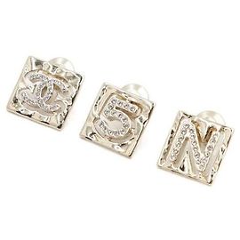 Chanel Gold-plattiertes Kristall-Initialen-Quadrat-Broschen-Set Weiß