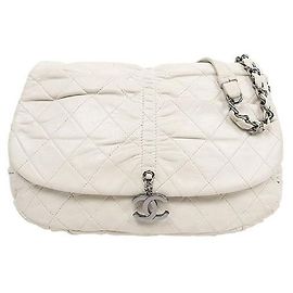 Chanel Bolsa de Ombro Branca Matelassê com Aba e Corrente Branco