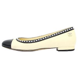 Chanel Scarpe basse da donna bicolore giallo e nero con perle Nero