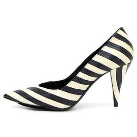 Saint Laurent Sapatos femininos com padrão de cobra e riscas Multicor