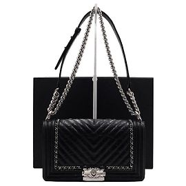 Chanel Borsa a spalla e crossbody Boy Medium in vitello nero con catena argento Nero