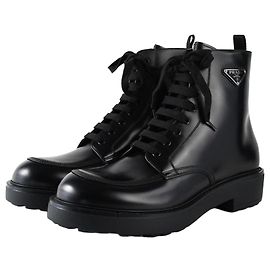 Prada Botas de cuero cepillado Negro