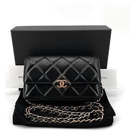 Chanel Mini bolsa crossbody WOC em pele de cordeiro com matelassê diamante (chip interno) Multicor