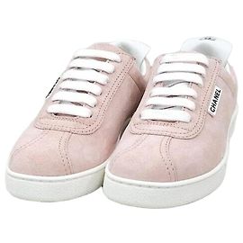Chanel Baskets en daim rose avec logo Rose