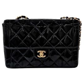 Chanel Schultertasche aus Lackleder Schwarz