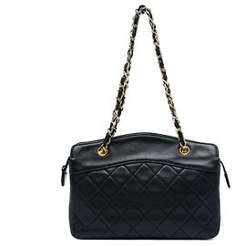 Bolsa de mão com zíper Chanel em pele de cordeiro acolchoada preta CC Preto