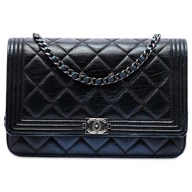 Chanel Cartera Boy con cadena de piel de becerro acolchada negra Negro