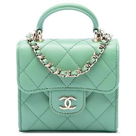 Porta-moedas com aba e pega Chanel Green CC em pele de cordeiro acolchoada com corrente Verde Verde claro