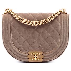 Chanel Boy Messenger Bag aus gestepptem Samt, braun, klein Braun Hellbraun