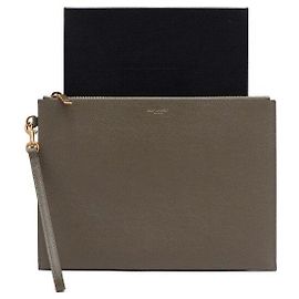 Saint Laurent Bolso Clutch de cuero kaki con correa para tablet Castaño