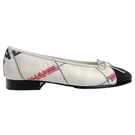 Chanel Ballerines avec logo brodé de ruban White Blanc