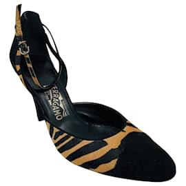 Sapatos de salto com tira no tornozelo em pelo de vitela com padrão animal Tan / Black da Salvatore Ferragamo com biqueira em camurça preta Camelo