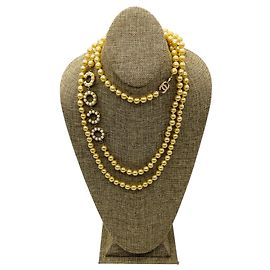 Colar longo de pérolas Chanel Vintage 2001 creme com logo Coco CC e ferragens douradas Bege