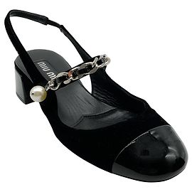 Miu Miu Slingback-Pumps aus schwarzem Samt und Lackleder mit silberner Kette und Perlendetails Schwarz