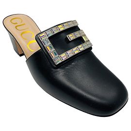 Mule Madelyn em couro Gucci com fivela logo GG adornada com cristais pretos Preto