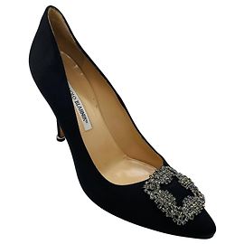Décolleté in raso Manolo Blahnik neri con spilla di cristalli Nero