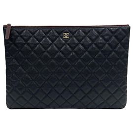 Chanel Sac pochette classique large en cuir caviar noir avec logo CC doré Noir