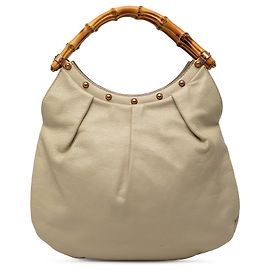 Bolsa Hobo Gucci em couro de bezerro bege com tachas e Bamboo Bege