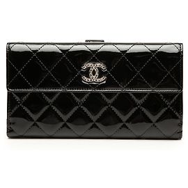 Cartera Continental Brilliant de charol acolchado negro CC de Chanel Negro