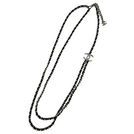 Colar Chanel em couro preto e corrente de metal Preto