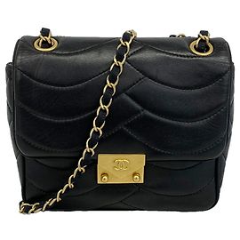 Borsa a tracolla Chanel in pelle d'agnello nera Nero