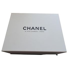 Chanel Box 31, Rue Cambon - Paris 38X29X16 cms White