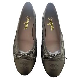Sapatilhas Chanel em pele acolchoada preta Preto