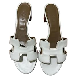 Hermès Oasis Mules Sandalen aus weißem Leder Gr 37.5 Braun Weiß