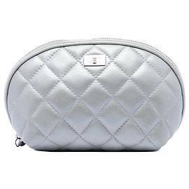 Chanel Reissue 2.55 Kosmetiktasche aus silbernem gestepptem Lammleder Silber