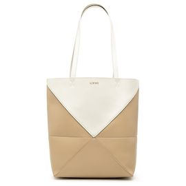 LOEWE Puzzle Fold Tote Medium aus glänzendem Kalbsleder bicolor Beige Beige