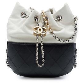 Bolsa Gabrielle Chanel Small Bucket em couro de bezerro matelassê bicolor branco Outro