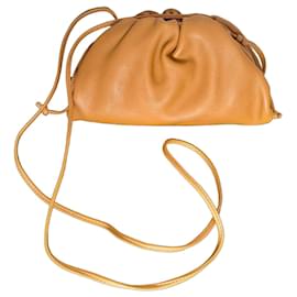 Bolso Bottega Veneta The Pouch de piel color camello Camello