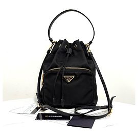 Prada Bolso Bucket de Nailon con Logotipo Triangular Negro Negro