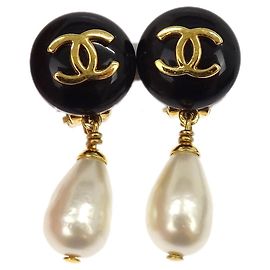 Orecchini Chanel CC Logo pendenti in perle artificiali e placcati oro D'oro