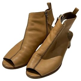 Hermès Botas de cano curto peep-toe Hermes em couro Tan com saltos bloco prateados Marrom