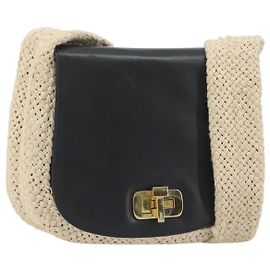 Bolsa de ombro Salvatore Ferragamo em couro preto e dourado Auth 197141 Preto Dourado