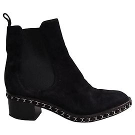 Bottines Chanel à boucles en daim noir Noir