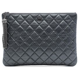 Chanel Medium Quilted Aged Calfskin Chain Tassel O Case Clutch Grau Grau