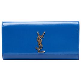 Clutch Saint Laurent Monogram Cassandre en piel Grain De Poudre azul Azul