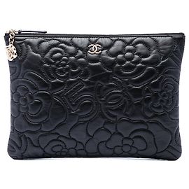 Clutch Chanel Medium CC Embossed Lambskin Camellia No 5 O Case Negra Negro
