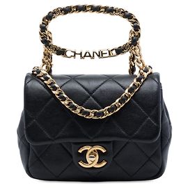 Bolsa Chanel Mini em pele de cordeiro acolchoada preta com logo oval e pega superior em corrente Preto